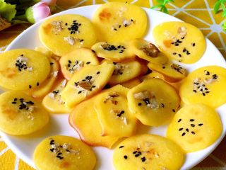 8、鸡蛋小饼,烤好的小饼晾凉后会很脆，装在密封的瓶子里常温可保存3天，出去玩，宝宝的零食就有着落了。