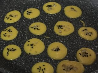 9、鸡蛋小饼,家里没有烤箱的，也可以用平底锅烘烤，虽然口感没有烤箱的脆，有点软，但是依然很好吃。先将面糊舀到锅里，撒上芝麻和核桃，然后开小火，小火，小火慢慢烘烤至定形，然后翻面继续烘烤至金黄色就可以了。