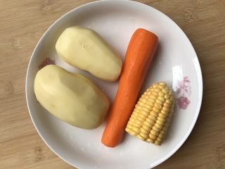 1、土豆泥煎饼,土豆，红萝卜削皮，玉米去皮洗净