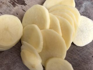 2、土豆泥煎饼,土豆切片