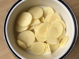 3、土豆泥煎饼,上锅里蒸十分钟