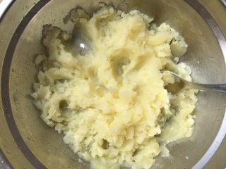 4、土豆泥煎饼,土豆蒸熟后，勺子按压成泥状