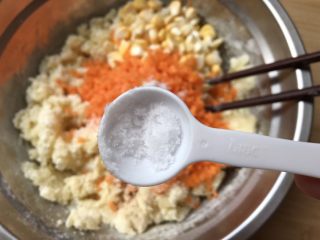 7、土豆泥煎饼,加入红萝卜，玉米，盐，胡椒粉