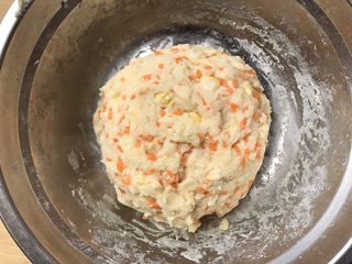 8、土豆泥煎饼,揉均匀成面团