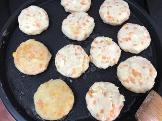 11、土豆泥煎饼,煎一面微黄微焦就翻面，直到煎熟