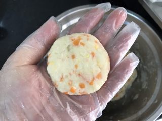 9、土豆泥煎饼,抓一团面，揉圆压扁