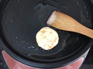 10、土豆泥煎饼,放进电饼档煎