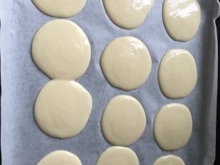 3、紫芋绵绵包,装入裱花袋挤出圆形