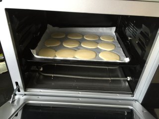 4、紫芋绵绵包,烤箱预热，上下火上层190度烤15分钟取出