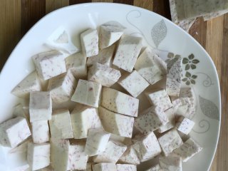 5、紫芋绵绵包,紫芋去皮切丁，放入蒸锅蒸熟