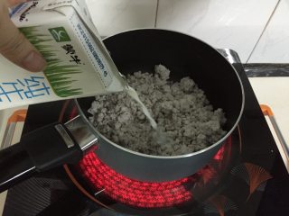 7、紫芋绵绵包,再把芋泥放入锅中，放入牛奶、15克糖粉（女儿不喜欢白果，所以没放）