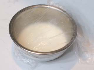 2、巧克力熔岩杯子蛋糕,	蒙上保鲜膜，静置10分钟