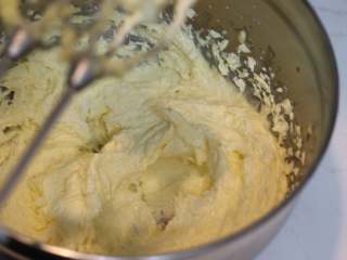 5、巧克力熔岩杯子蛋糕,	室温软化好的黄油加入砂糖打发至体积膨大颜色变白