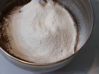 11、巧克力熔岩杯子蛋糕,筛入低筋面粉后用刮刀翻拌均匀