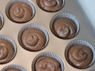 15、巧克力熔岩杯子蛋糕,再挤一层蛋糕面糊盖住甘纳许（大约9分满。表面不需要震平。入炉后会自然流平的）