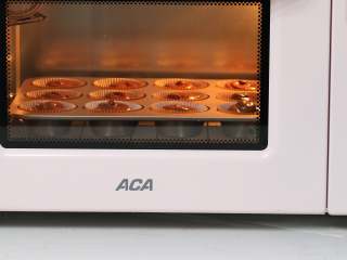 17、巧克力熔岩杯子蛋糕,烤箱提前预热！直到我们放入面糊烤箱持续是在加热状态的不能停！我一般会设置预热20分钟，预热温度比我们需要的烘烤温度高10℃