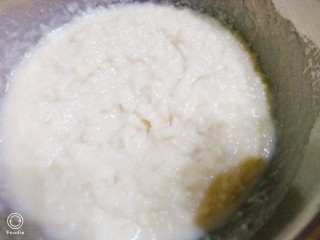 8、山药芝士饼,搅拌均匀，放入糯米粉，揉成面团