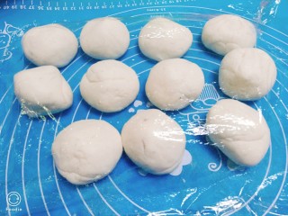 10、山药芝士饼,盖上保鲜膜，醒10分钟