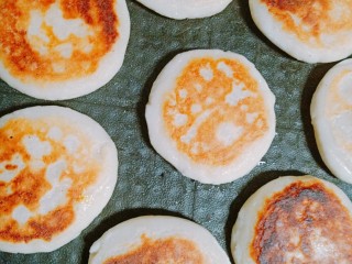 15、山药芝士饼,捞至两面金黄色即可出锅