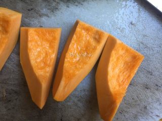 1、芝麻南瓜饼,先将南瓜去皮、去籽后洗净（此时洗净后的南瓜净重160g）