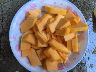 2、芝麻南瓜饼,将洗净后的南瓜切小片