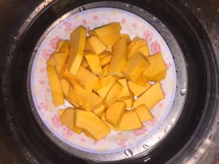 3、芝麻南瓜饼,放入蒸锅中，大火蒸熟