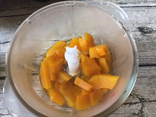 4、芝麻南瓜饼,蒸熟后的南瓜连水一起倒入搅拌器中搅拌成南瓜糊