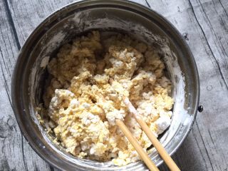 7、芝麻南瓜饼,用筷子搅拌成絮状