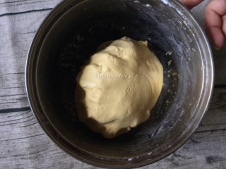 8、芝麻南瓜饼,然后用手揉成光滑无粉状的南瓜面团（注意烫手）
