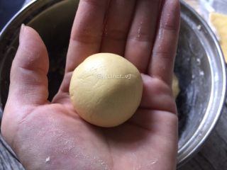 9、芝麻南瓜饼,接着将南瓜面团揪成一个个的小面团，然后揉成个个小圆球