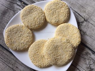 12、芝麻南瓜饼,粘满芝麻南瓜面饼放盘待用