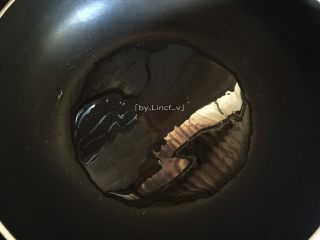 13、芝麻南瓜饼,煎锅烧热后放适量食用油，转中小火