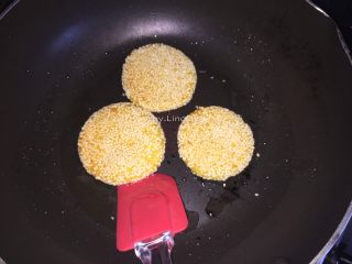 14、芝麻南瓜饼,放入待用的芝麻南瓜饼煎熟