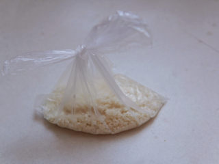 2、潮汕海鲜粥,装入食品袋，送冰箱冷冻一小时以上为佳。