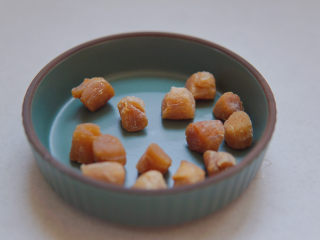 3、潮汕海鲜粥,一下把干贝，它就是扇贝里面的扇贝柱，经过腌制晾干而成，鲜味突出，适合炖菜煮粥入菜。