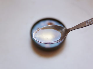 4、潮汕海鲜粥,干贝洗净，去掉杂质，加入一点点水没过干贝，加入一茶匙花雕酒去腥泡发。