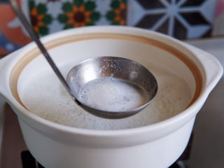 9、潮汕海鲜粥,再次煮开，撇净浮沫。