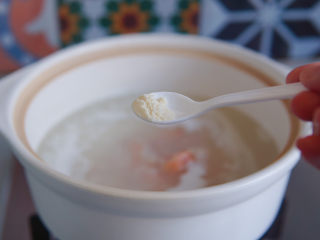 12、潮汕海鲜粥,加入鸡精，提鲜。