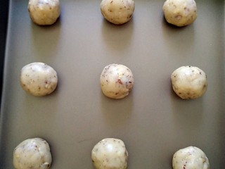 10、桃酥饼,将面团平均分成18份，摆入烤盘，每盘放9个