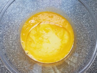 3、蜂窝煤戚风蛋糕,加入牛奶和玉米油，搅打至蛋黄、牛奶和玉米油完全融合。