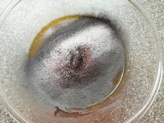 4、蜂窝煤戚风蛋糕,筛入混合好的竹炭粉和低筋面粉，用手动打蛋器呈“Z”字形来回搅动，切记不要转圈搅拌，以免起筋。