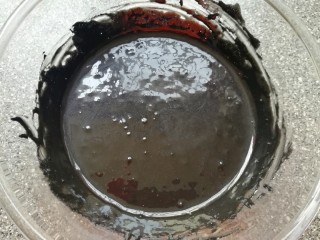 5、蜂窝煤戚风蛋糕,搅动至无干粉无颗粒，食材完全融合(如图)，放在一边备用。