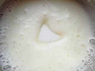 7、蜂窝煤戚风蛋糕,继续低速打发至泡沫细腻，第二次加入三分之一的细砂糖。