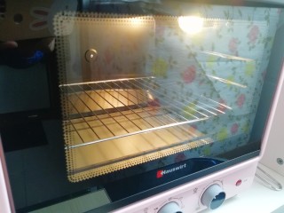 10、蜂窝煤戚风蛋糕,烤箱上下管150度预热。