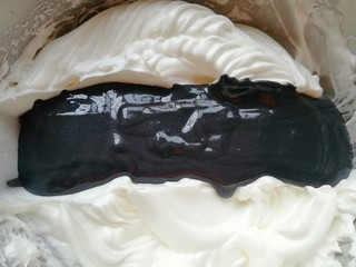 12、蜂窝煤戚风蛋糕,再把混合好的蛋黄糊倒回到剩下的三分之二蛋白里面，以同样的手法继续混合均匀。