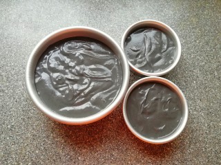 13、蜂窝煤戚风蛋糕,将混合好的蛋糕糊从模具的中间开始倒入模具里面，从高处垂直摔几下震出大气泡。