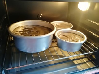 14、蜂窝煤戚风蛋糕,送入预热好的烤箱，上下管150度烤10分钟，再将上下管转140度继续烤20分钟。