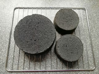 16、蜂窝煤戚风蛋糕,完整脱模的戚风蛋糕。