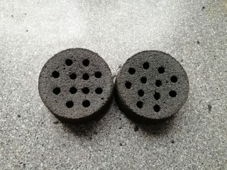 17、蜂窝煤戚风蛋糕,用粗吸管戳出蜂窝煤的孔洞，看看，是不是和真的蜂窝煤一样呢？