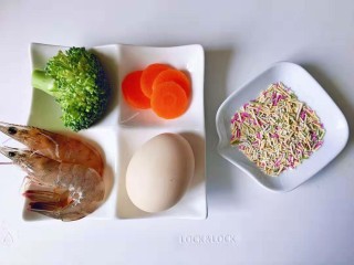 1、补钙鲜嫩虾糕、,食材备齐